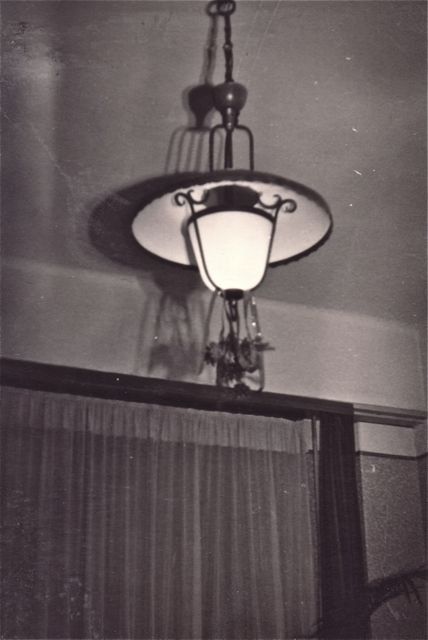 De familie Janssens had een nieuwe trendy luster gekocht en bij gebrek aan Facebook kreeg de ganse straat een foto in de bus.